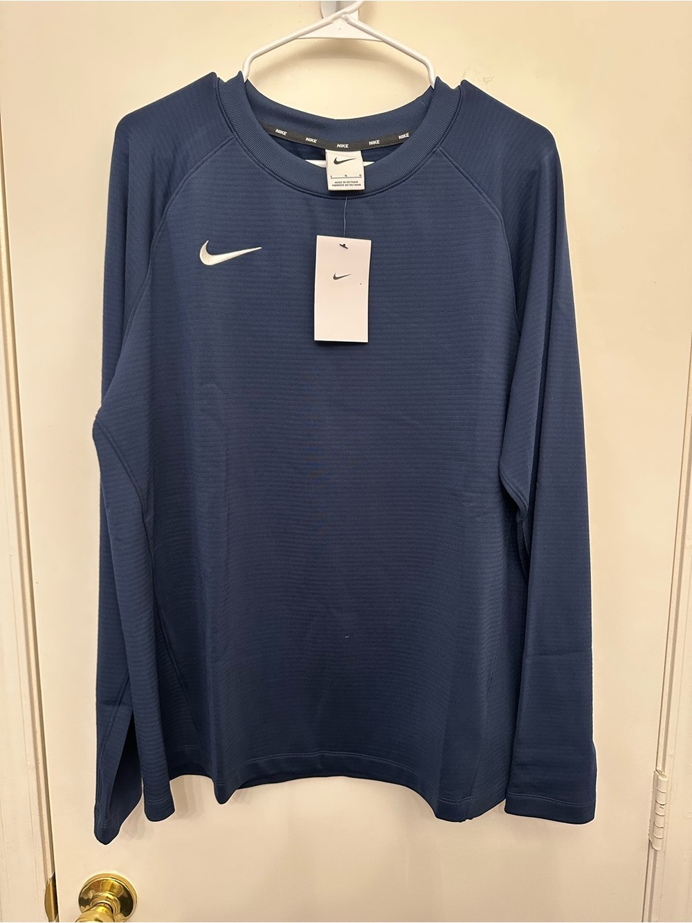 Nike Men's Navy Blue Long-Sleeve Crew Sweatshirt